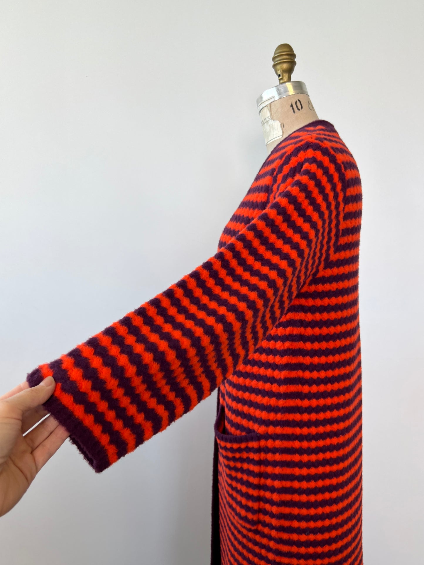 Veste en tricot violet à ondulations orange (S)