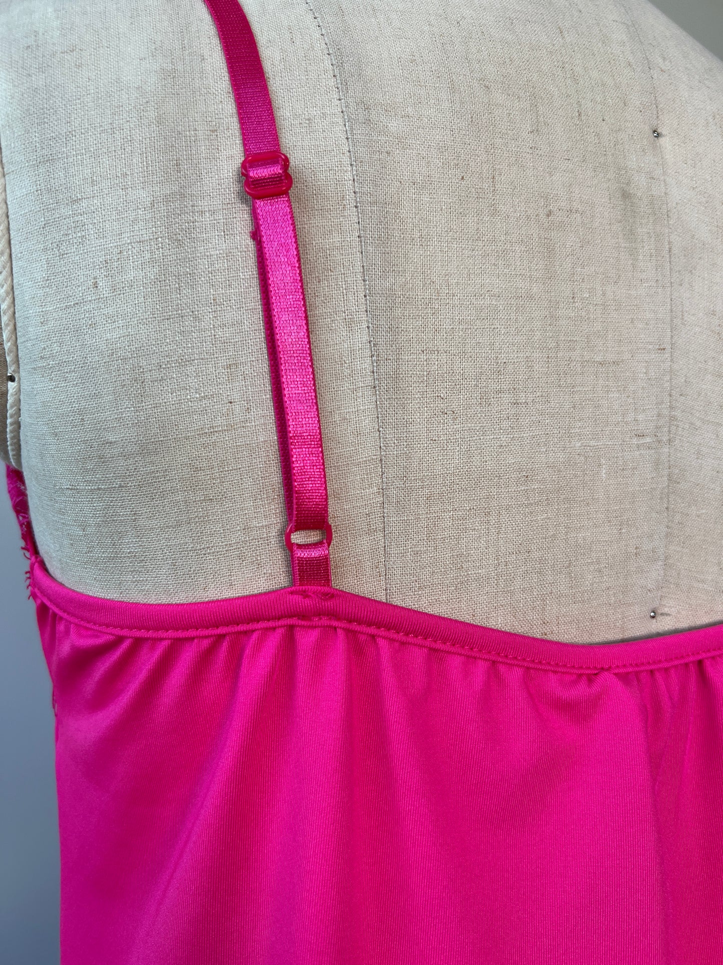 Camisole rose à finitions de dentelles assorties (plusieurs couleurs!)