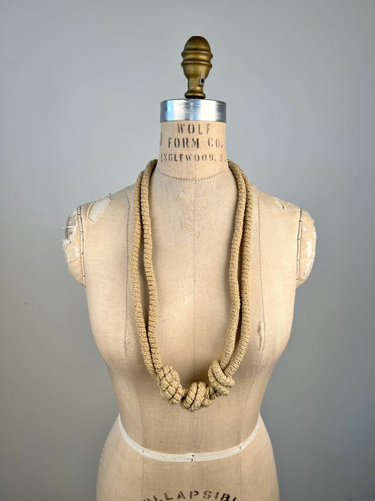 Collier corde à noeuds décoratifs