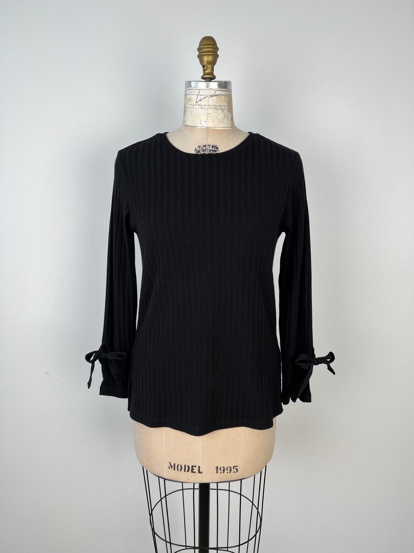 Chandail en tricot noir à manches bouclées (XS/S)