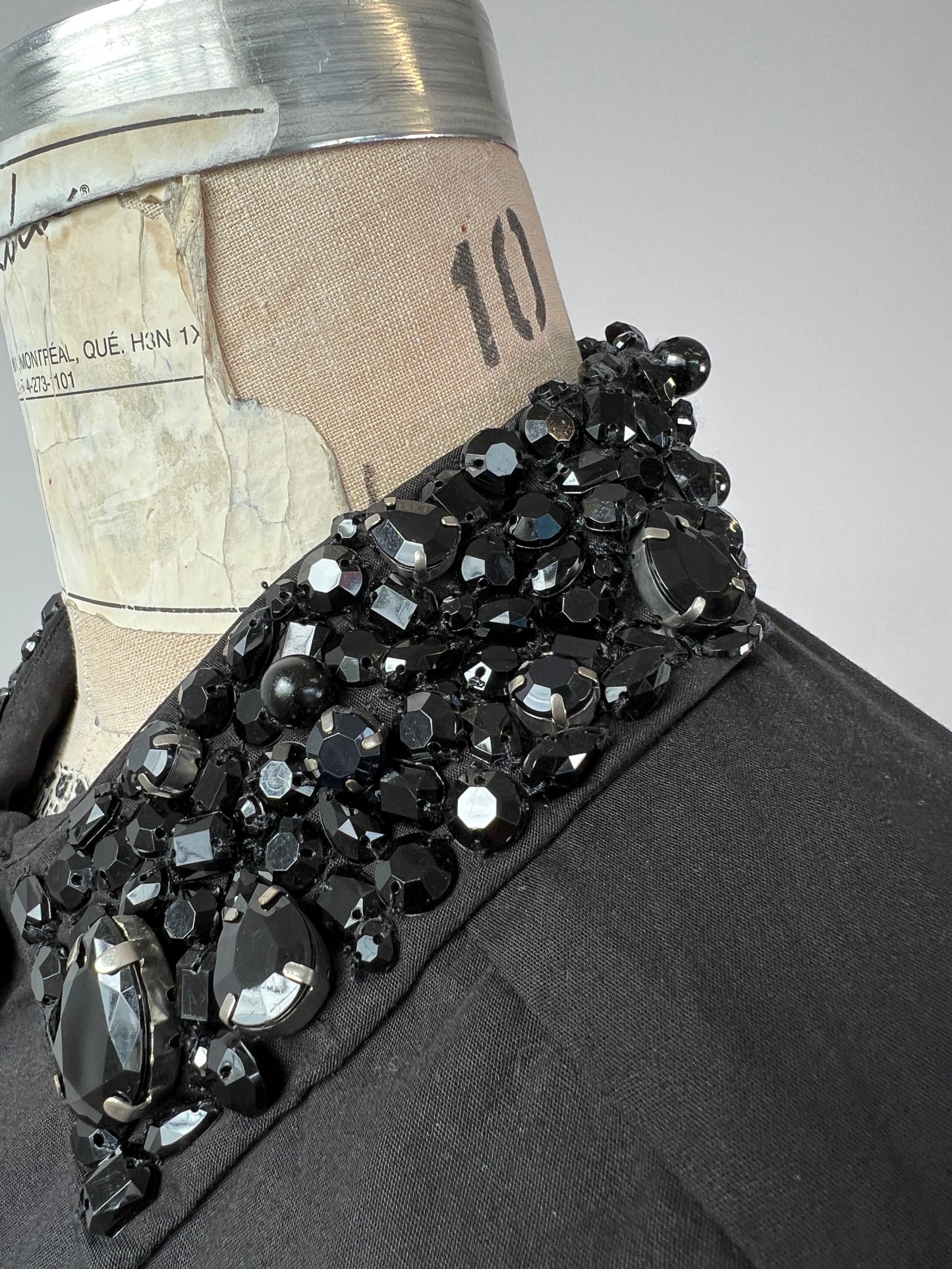 Chemisier noir en pur coton à col bijoux (4)