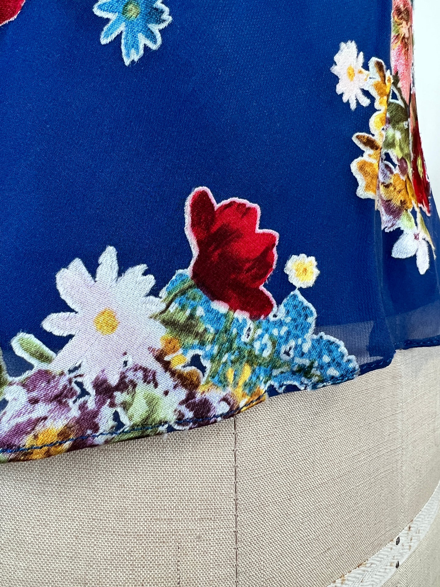 Top bleu en mousseline à flocage floral en satin de soie (L)