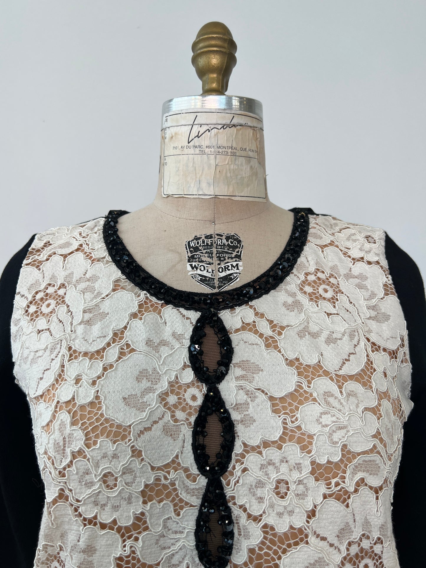Chandail en tricot noir et dentelle à col bijoux (XS)