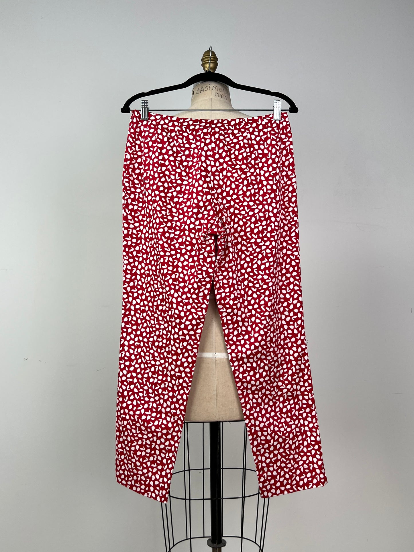 Pantalon rouge imprimé de pétales blancs (6)