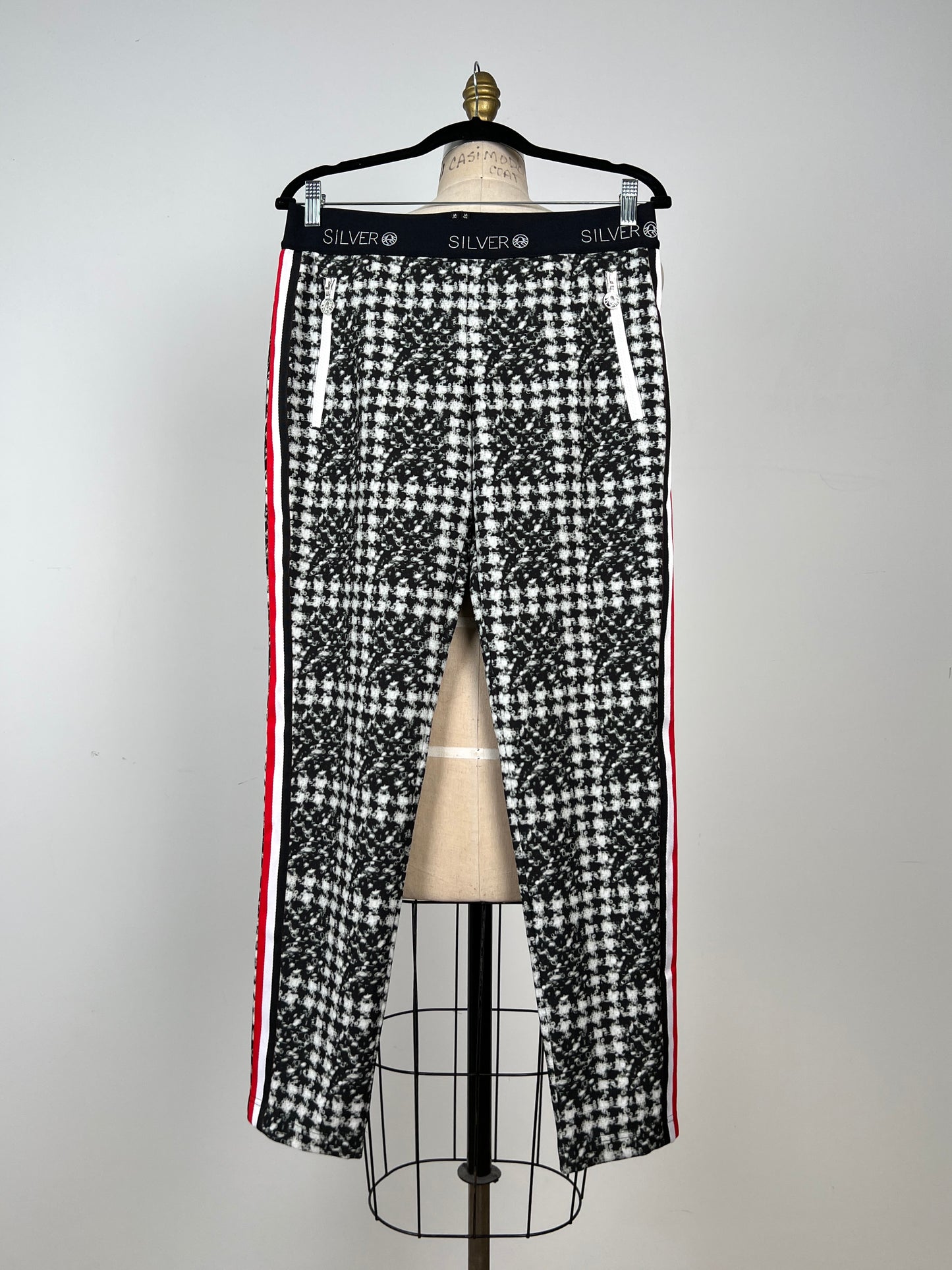 Pantalon technique noir et blanc à galons tricolores (4)