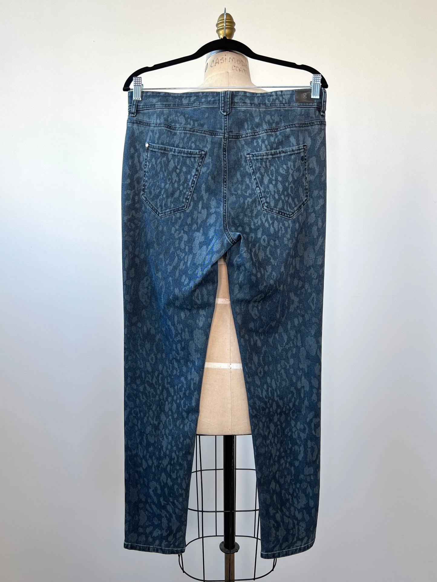 Pantalon en denim extensible bleu à imprimé léopard (8)