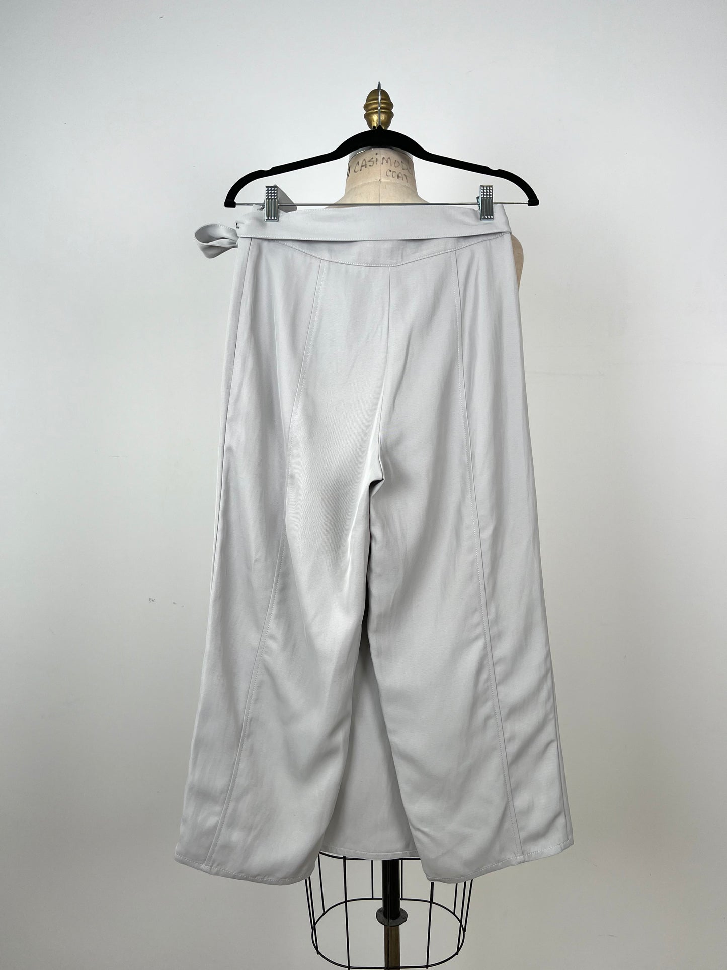 Pantalon écourté à pan de jupe gris bleuté (XS)