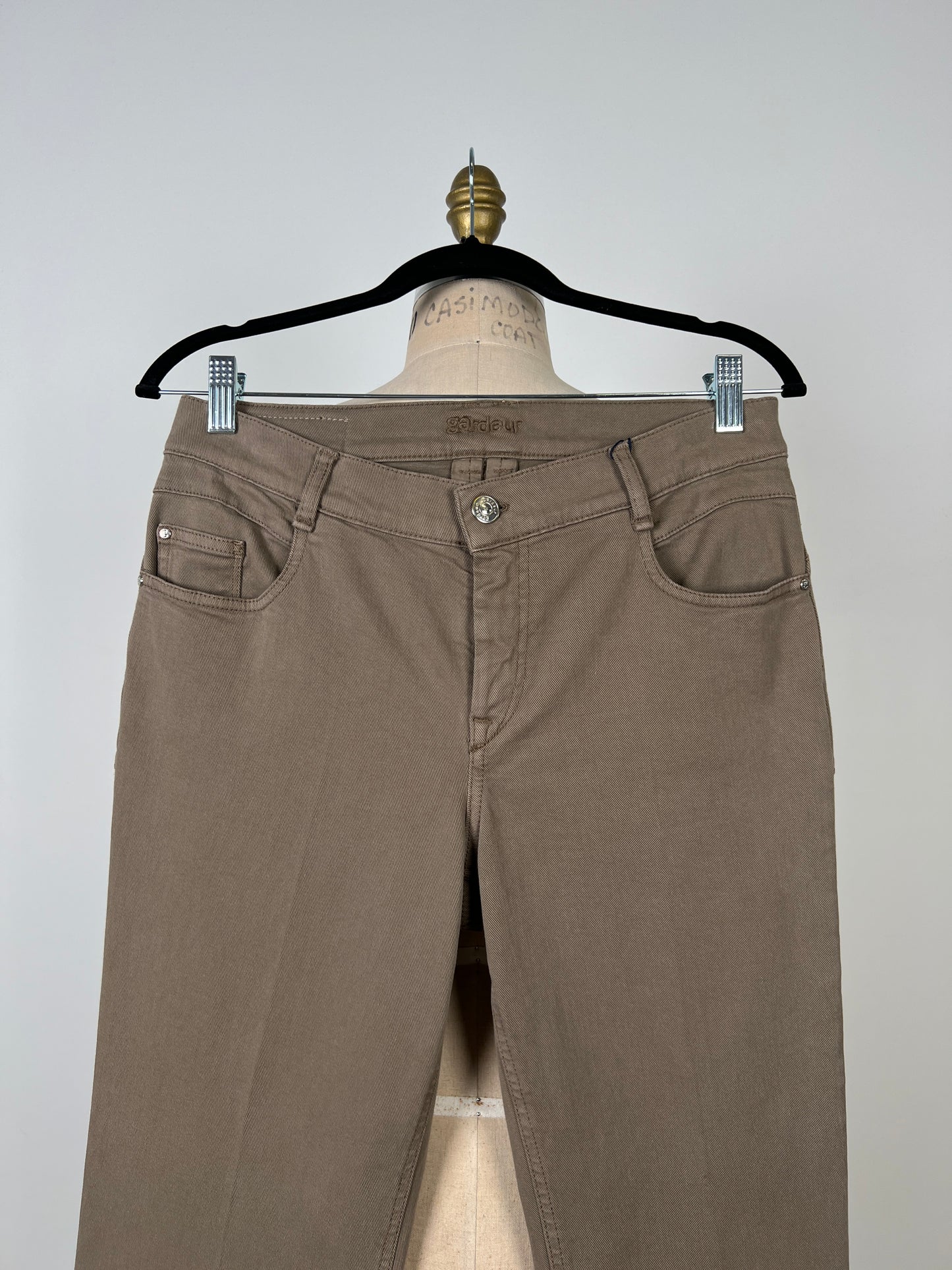 Pantalon bootcut taupe en denim de coton biologique (8)