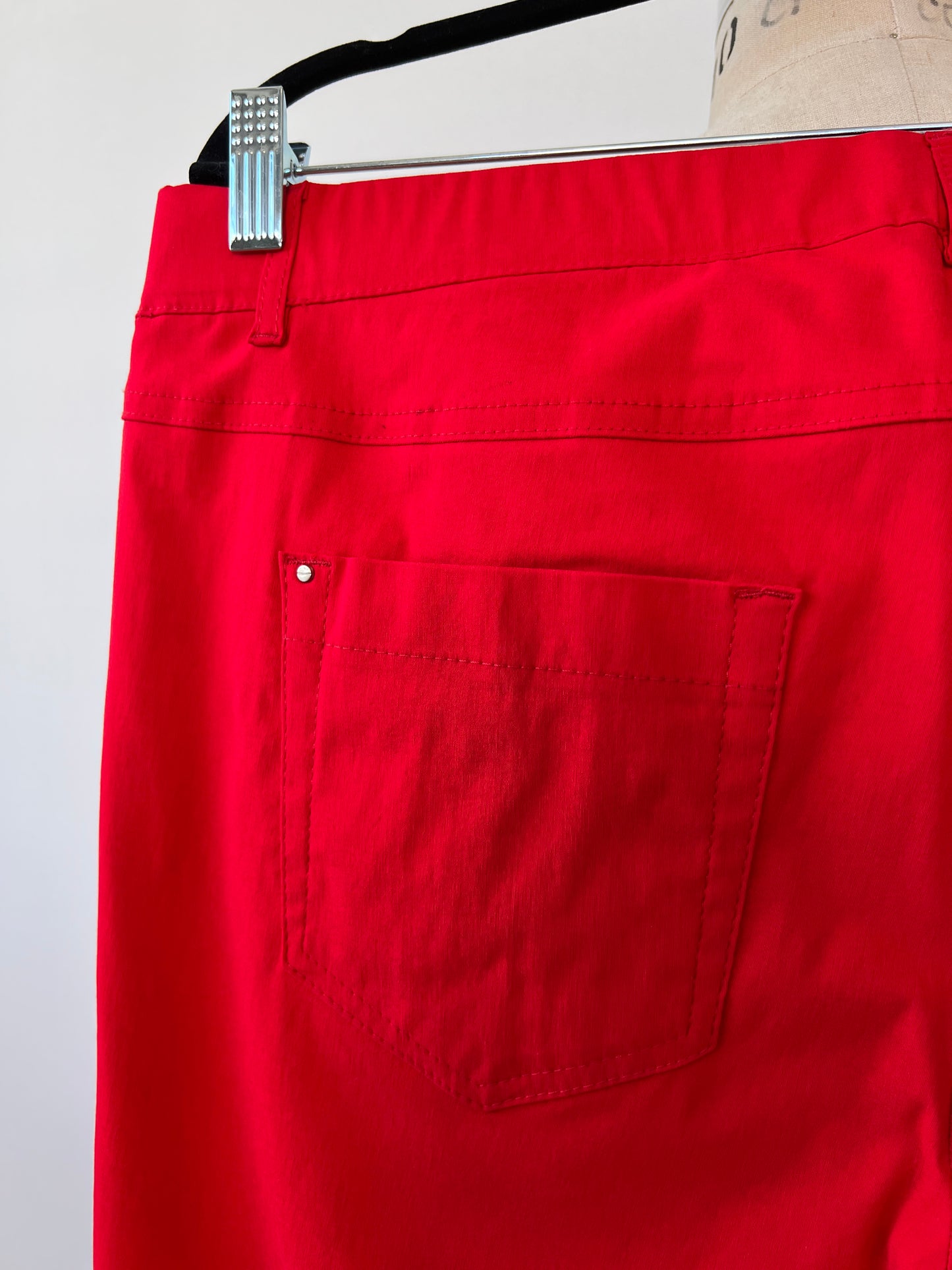 Pantalon extensible rouge à ourlets oeillets (16/18)