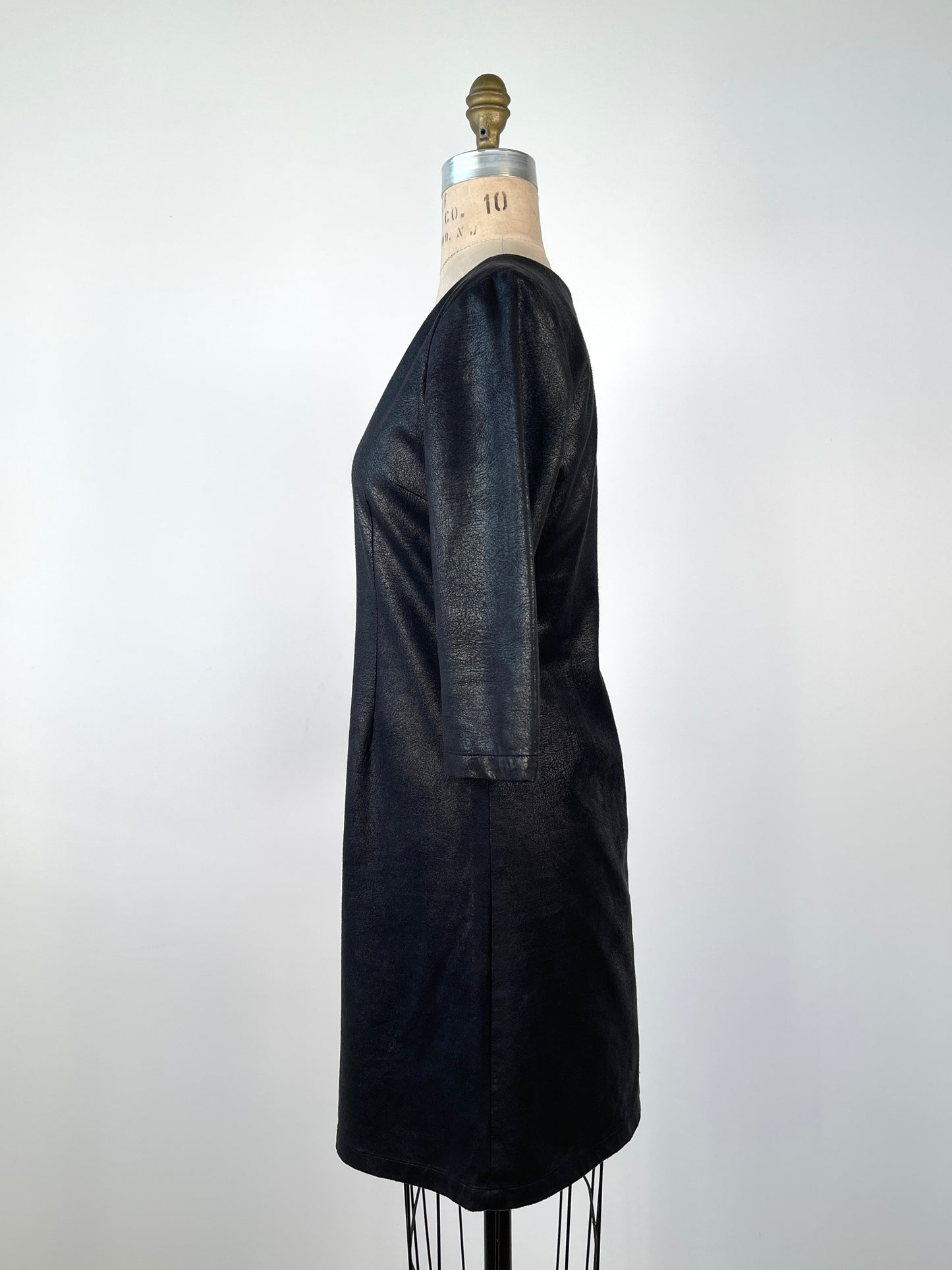 Robe noire ajustée à col V en faux cuir métallisé lavable (XS)