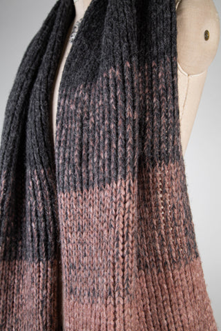 Tea pink/anthracite knitted scarf