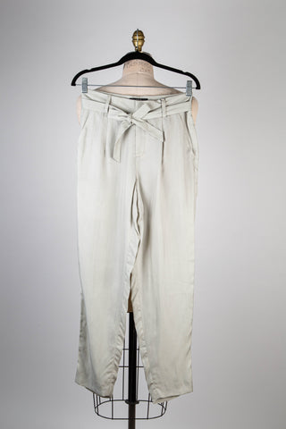 Pantalon grège à ceinture ton sur ton (4)
