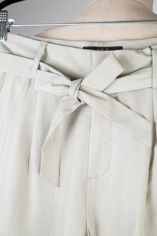 Pantalon grège à ceinture ton sur ton (4)