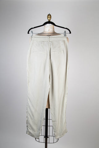 Pantalon grège à ceinture ton sur ton (4)