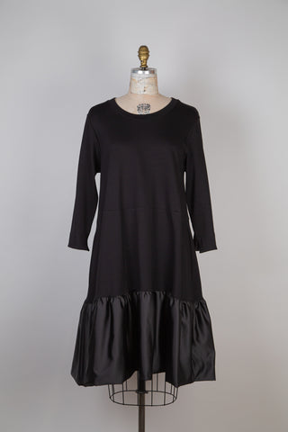 Robe évasée noire à volant de satin (6)