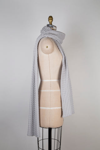 Foulard torsadé gris lumière en laine mérinos