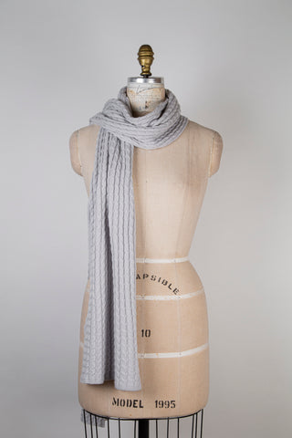 Foulard torsadé gris lumière en laine mérinos