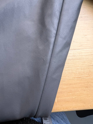 Pantalon gris en faux cuir (6)