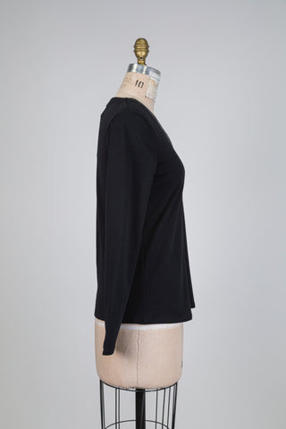 Chandail noir à col en V argenté (6)