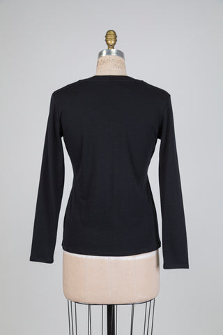 Chandail noir à col en V argenté (6)