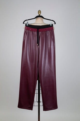 Pantalon bordeaux sport chic en faux cuir (6)
