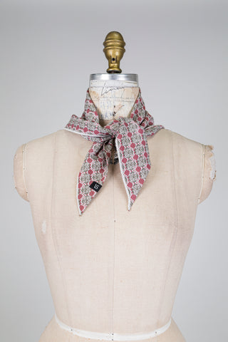 Foulard triangle à motif rouge brique et vert-de-gris