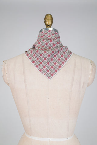 Foulard triangle à motif rouge brique et vert-de-gris