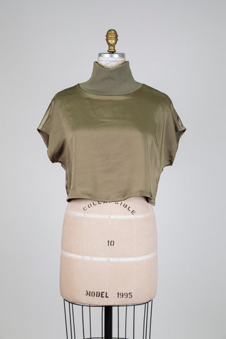 Chandail crop satiné vert olive (6)