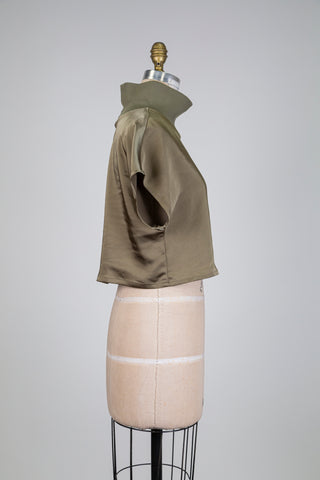 Chandail crop satiné vert olive (6)