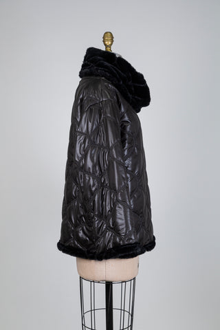 Manteau noir enfilable matelassé fausse fourrure (S+M)