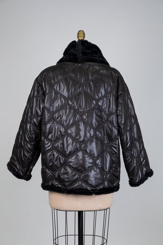 Manteau noir enfilable matelassé fausse fourrure (S+M)