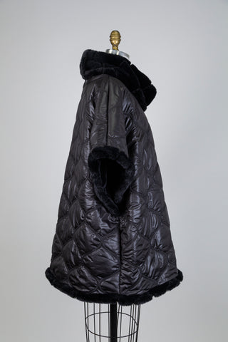Poncho noir matelassé en fausse fourrure (L)
