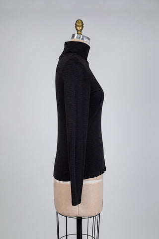 Chandail col roulé gris à coeur strass (6)