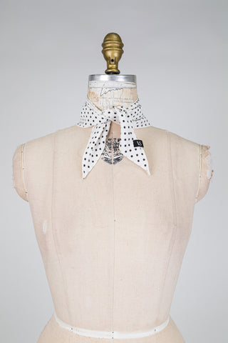 Foulard DANDY crème à motif floral noir