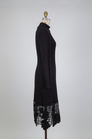 Robe noire en tricot côtelé à ourlet dentelle (M)