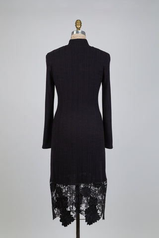 Robe noire en tricot côtelé à ourlet dentelle (M)