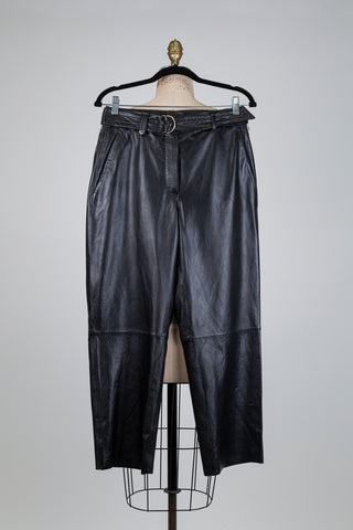 Pantalon carotte en cuir noir (6)