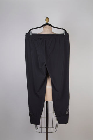 Pantalon jogger noir à insertions filets (6 et 16)