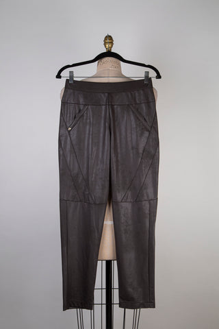 Pantalon en faux cuir choco métallisé (4)