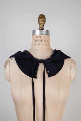 Capulard noir strié coloré / marine à pois verts