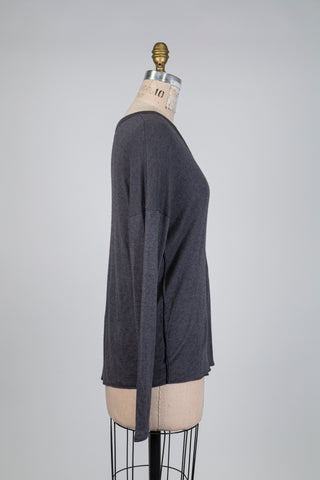 Chandail gris mauve à col en V (6)