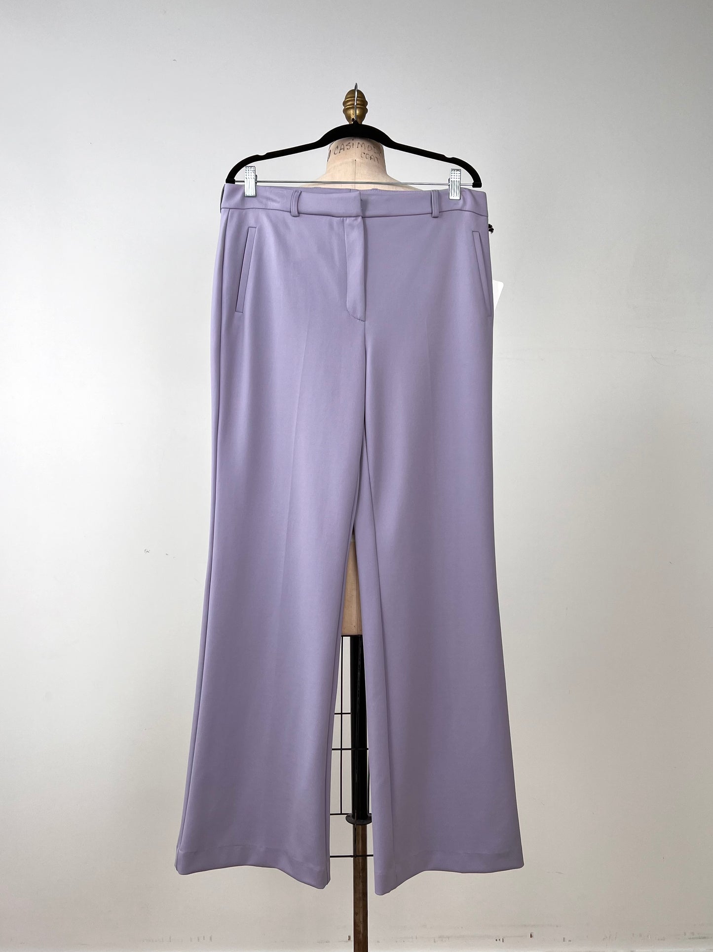 Pantalon tailleur en satin tissé lavande (8 et 10)