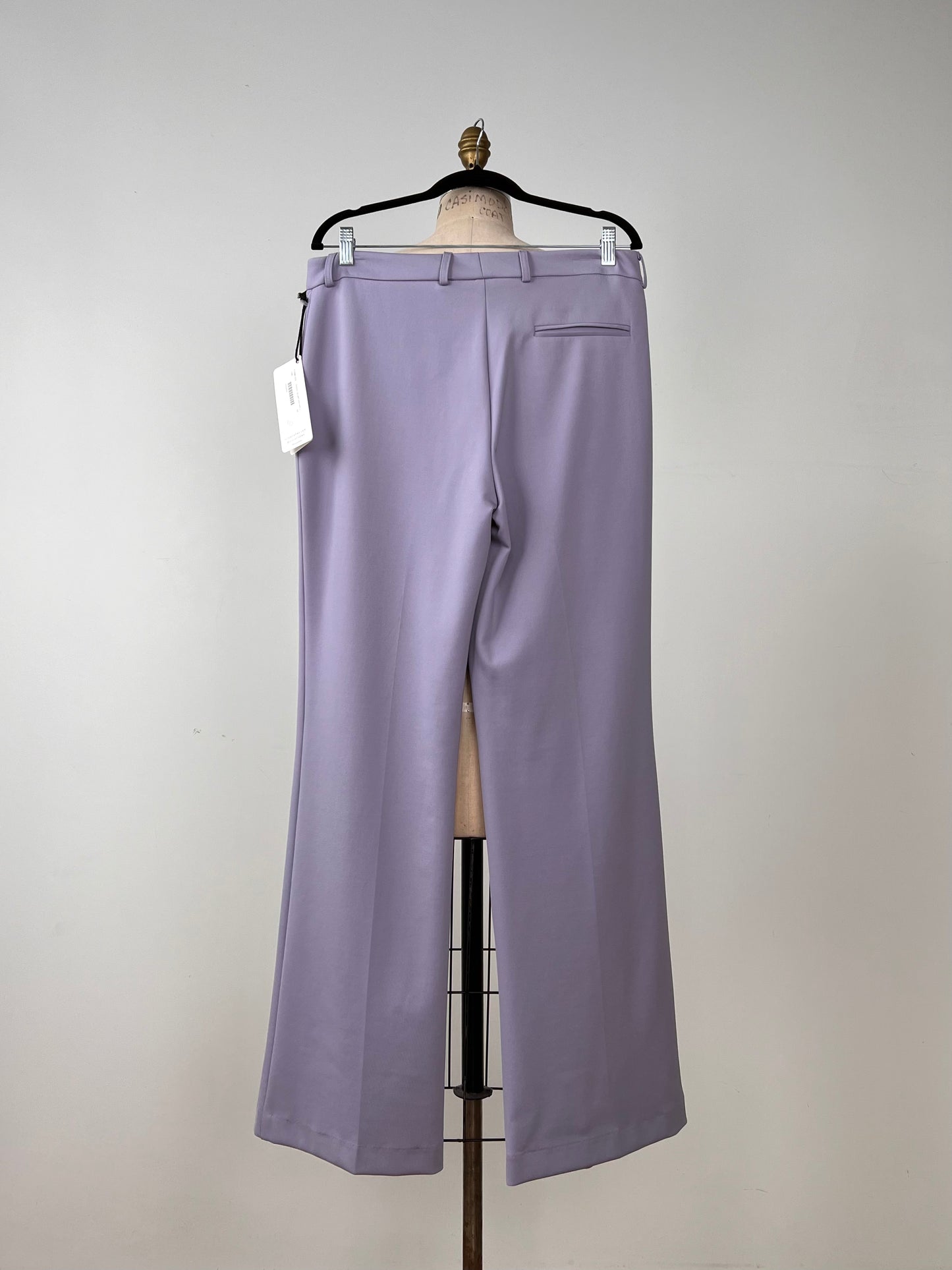 Pantalon tailleur en satin tissé lavande (8 et 10)