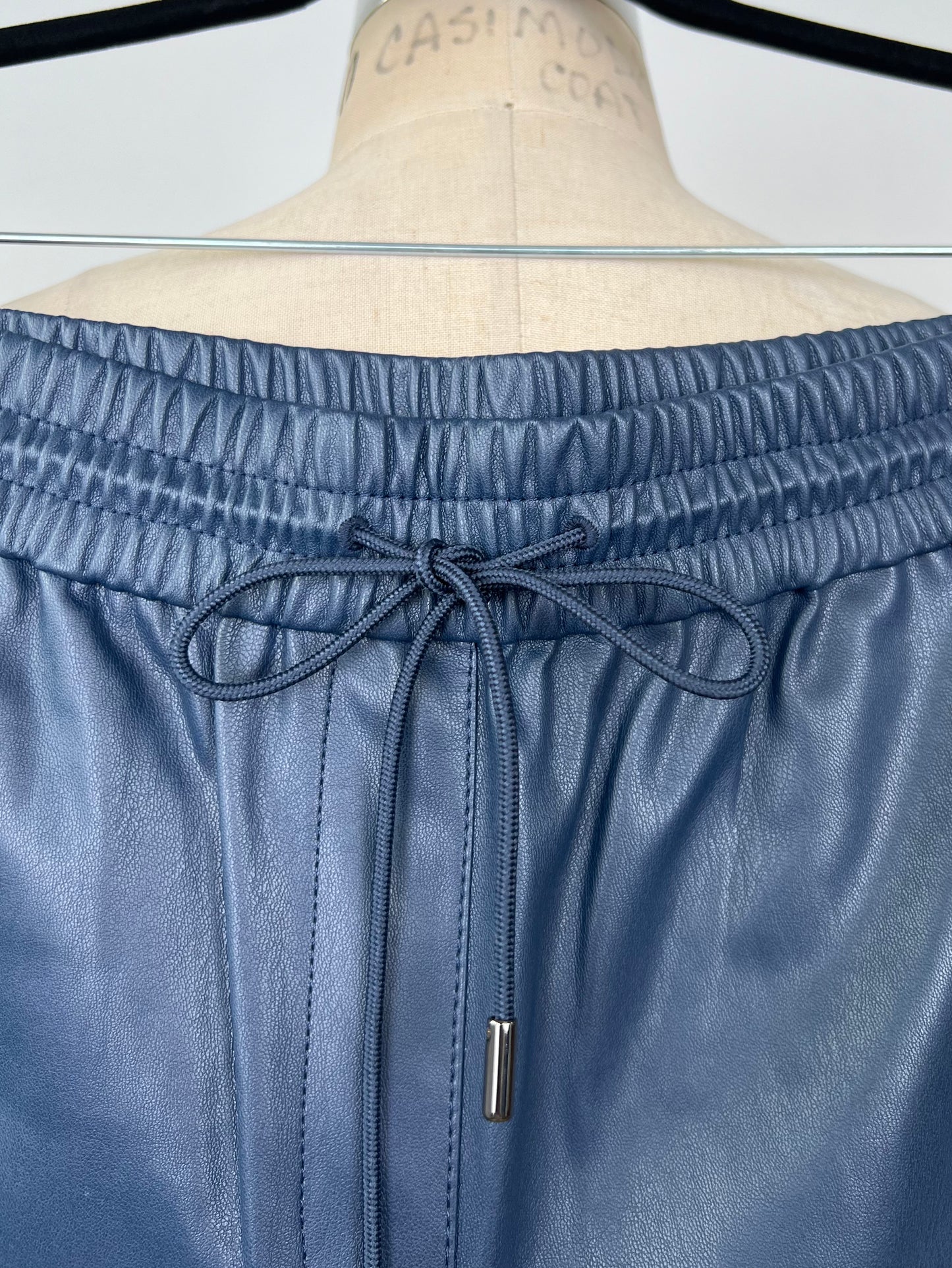Pantalon en faux cuir bleu lavable (M)