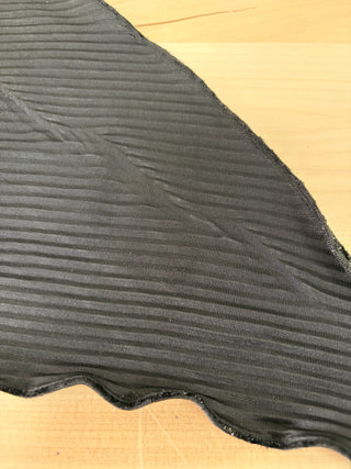 Black velvet shawl with luminous golden highlights (One Size)