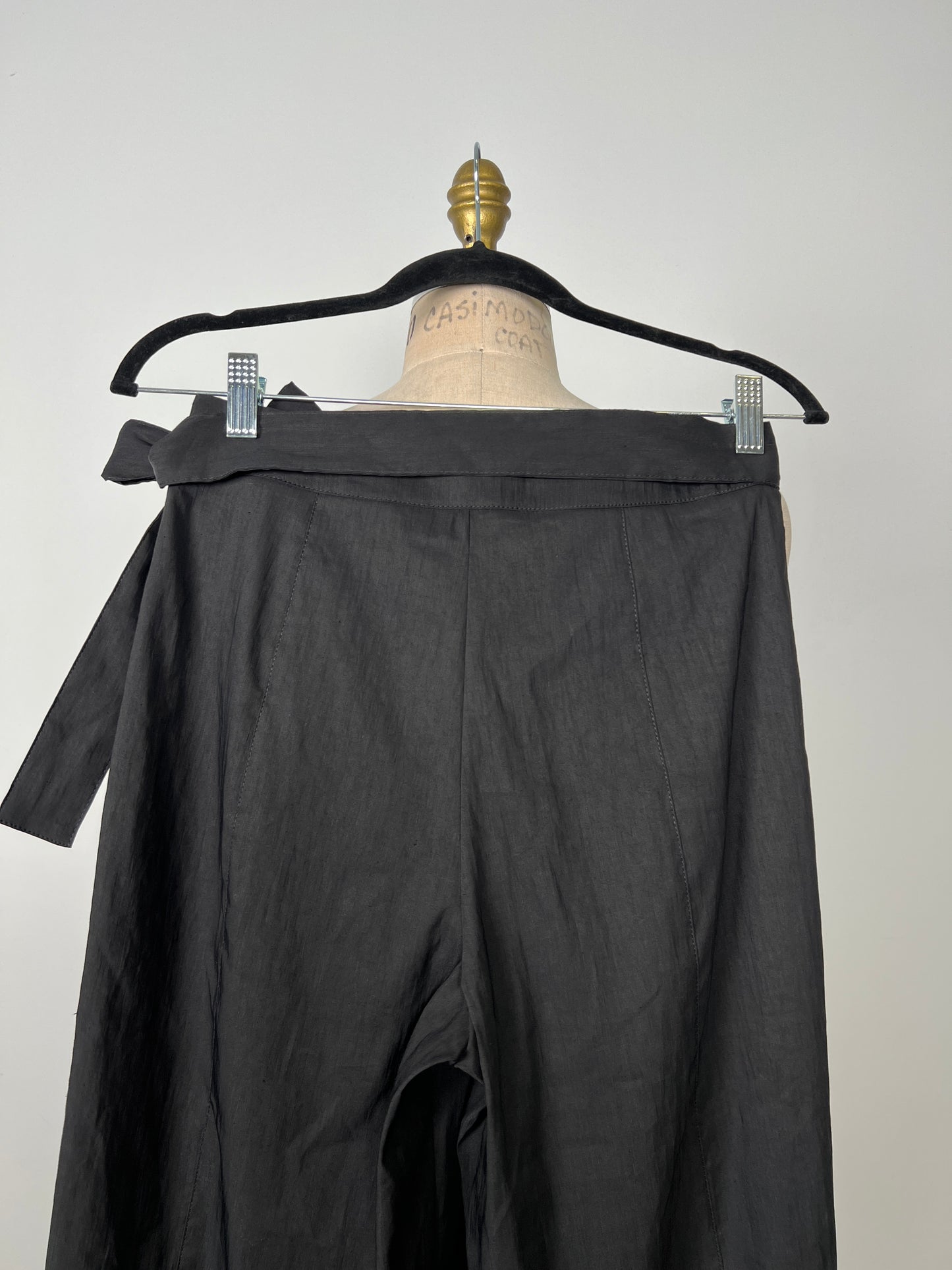 Pantalon droit à pan jupe en lin lustré noir  (XS)