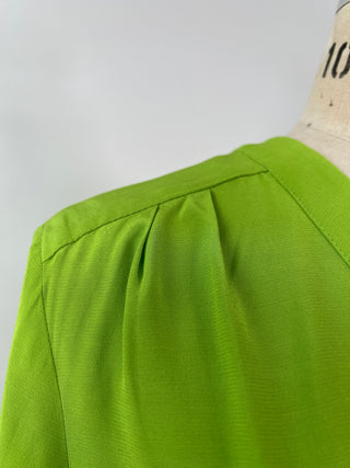 Blouse évasée vert néon irisé à col V (8 et 12)