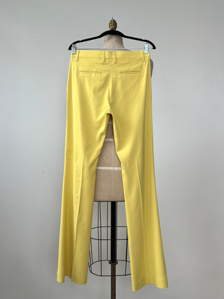 Pantalon tailleur jaune à jambe évasée (6+8)