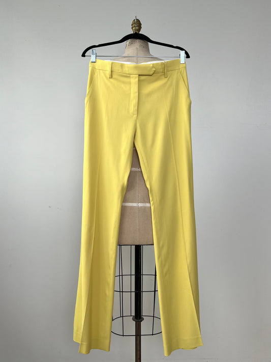 Pantalon tailleur jaune à jambe évasée (6+8)