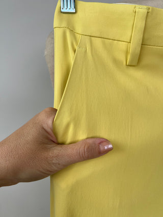 Pantalon tailleur jaune à jambe évasée (6+8)